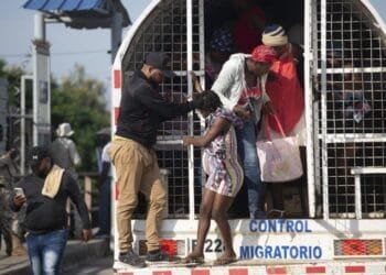 République Dominicaine : dix agents de la migration révoqués pour « abus » contre des Haïtiens