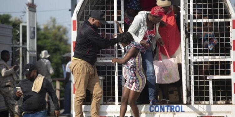 République Dominicaine : dix agents de la migration révoqués pour « abus » contre des Haïtiens