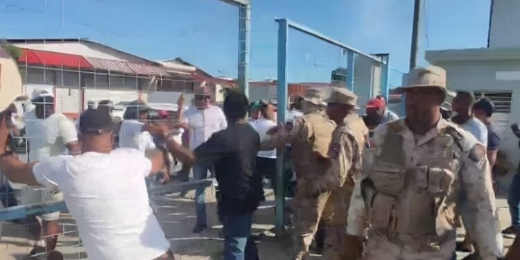 Fermeture de la frontière : des dominicains protestent contre le gouvernement.