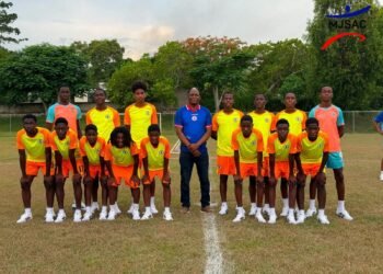 Le ministre Pythagore Dumas encourage les Grenadiers U-14 avant le CFU Challenge Series