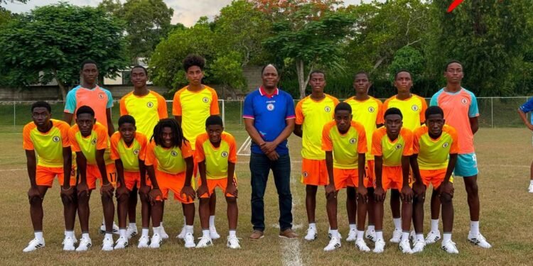 Le ministre Pythagore Dumas encourage les Grenadiers U-14 avant le CFU Challenge Series