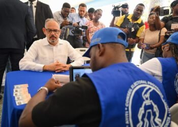 Le Premier ministre s’inscrit sur le registre électoral et appelle la population à participer
