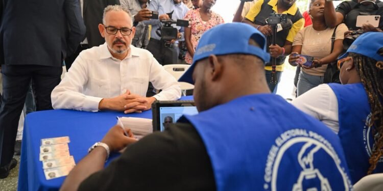 Le Premier ministre s’inscrit sur le registre électoral et appelle la population à participer
