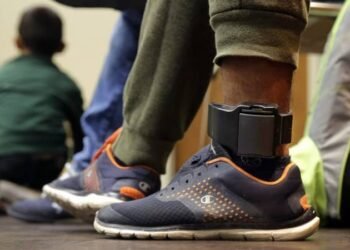 États-Unis : près de 54 000 immigrants suivis par GPS dans le cadre d’un programme de l’ICE