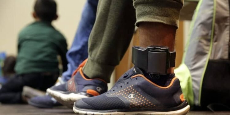 États-Unis : près de 54 000 immigrants suivis par GPS dans le cadre d’un programme de l’ICE