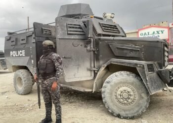 Kenscoff : un véhicule blindé de la Police nationale haïtienne incendié lors d’une attaque armée ; plusieurs policiers blessés