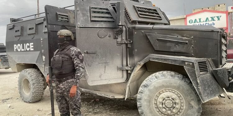 Kenscoff : un véhicule blindé de la Police nationale haïtienne incendié lors d’une attaque armée ; plusieurs policiers blessés