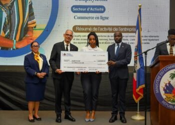 Le gouvernement remet des chèques à 242 entrepreneurs issus de trois programmes d’appui