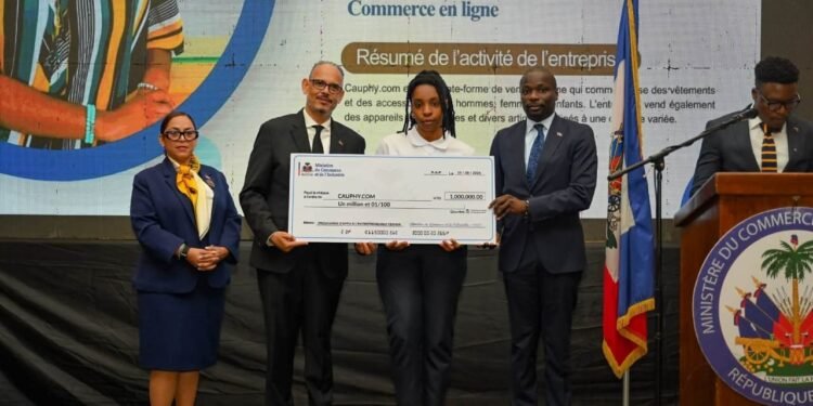 Le gouvernement remet des chèques à 242 entrepreneurs issus de trois programmes d’appui