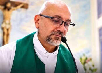 Équateur : un prêtre catholique meurt écrasé par un crucifix en pleine messe