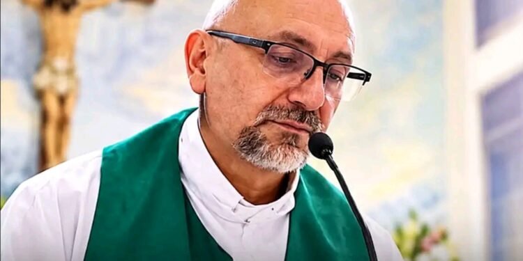 Équateur : un prêtre catholique meurt écrasé par un crucifix en pleine messe 1 Équateur : un prêtre catholique meurt écrasé par un crucifix en pleine messe